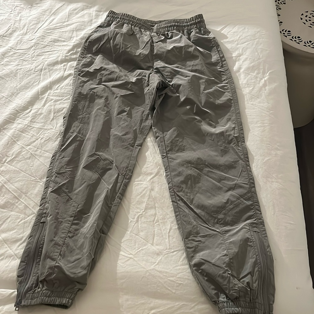 Aritzia Tna baggy metallic gray joggers